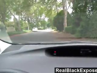 Realblackexposed - sexy pieptoasa negru are distracție pe o înapoi scaun masina