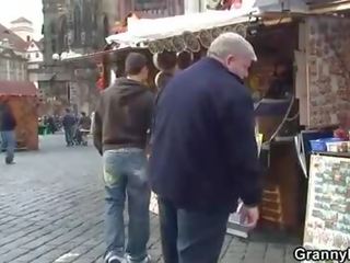 Vovó turista fica escolhido para cima e martelado