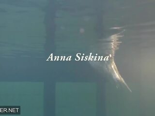 Kuuma loistava step-sister anna siskina kanssa iso tiainen sisään the uinti