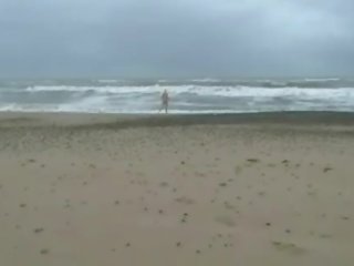Amator adolescenta drăguță chaos slabut dipping la plaja