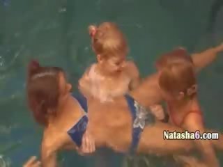 Sexy lezzies în the inotand piscina