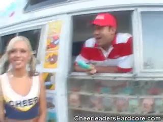 Cheerleader saugt auf eis sahne gefährten phallus