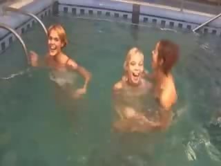 جنسي lezzies في ال سباحة تجمع