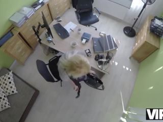 Vip4k. καλλονή jeune femme donne une tête et écarte les jambes au bureau de prêt