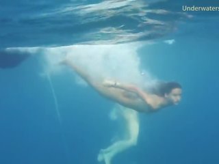 2 superb 女孩 裸 在 該 海 泳