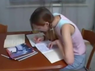 步 哥 helping 青少年 妹妹 同 homework