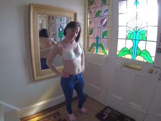 Slank jong vrouw strips naakt in jeans, hd xxx film 13