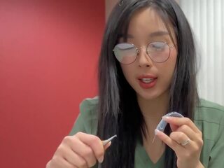 Očarujúce ázijské lekárske študent v okuliare a prírodné pička fucks ju tutor a dostane creampied