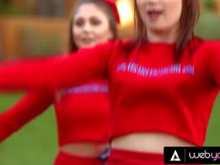 Ariana marie otsatukka hänen rude cheerleaderin joukkue captain kanssa dakota skye ja niiden uusi lisäys seksi elokuva videot