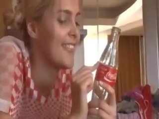 Blondinė miela mėgėjiškas naudojimas coke butelis į turėti dalis malonumas