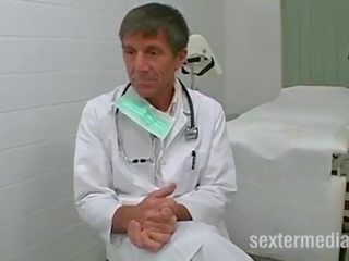 Médico sexo a três com um pequeno teenie