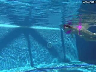 Sedutor jessica lincoln swims nu em o piscina: grátis adulto vídeo 77