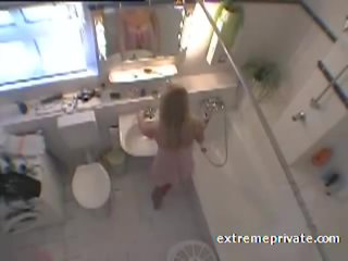 Vohunjenje moj blondinke niece jane v na kopalnica