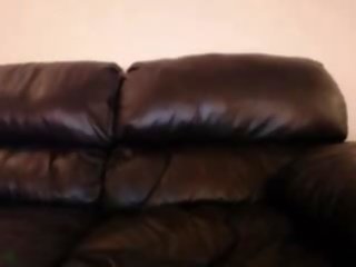 Orang berambut pirang di sebuah kulit kursi sofa di 4xcams.com