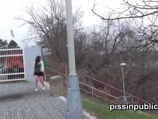 Gek tsjechisch meisjes zijn urineren in de midden- van de stad en krijgen betrapt