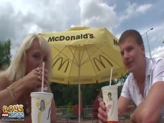 Бране нагоре на възраст момиче в mcdonalds