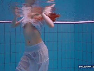 Απίστευτο μαλλιαρό underwatershow με marketa