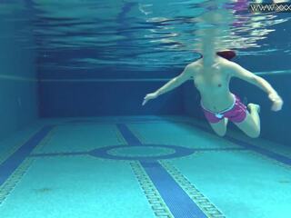 Verejnosť rented plávanie bazén pre vy chlapci s adolescent dee