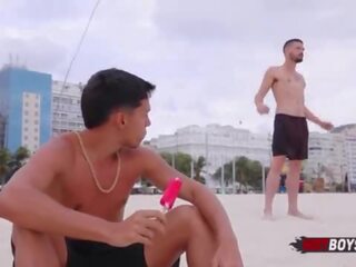 Novinho dando pro pirocudo tegema calçadão de copacabana