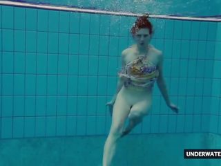 Caliente grande titted adolescente lera nadando en la piscina