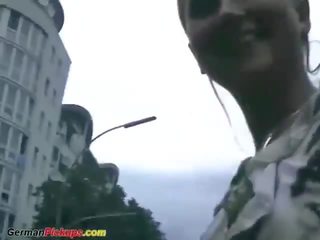 Duits tiener uitgezocht omhoog van straat