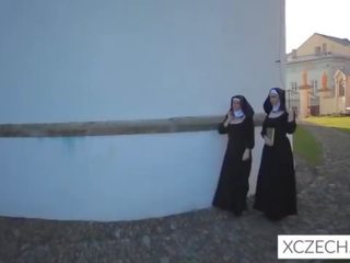 Trakas bizzare porno ar catholic mūķenes un the monstrs!