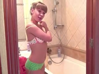 Muda carrie menunjukkan tetek dan alat kemaluan wanita di sebuah pancuran air kamar mandi xxx film klip